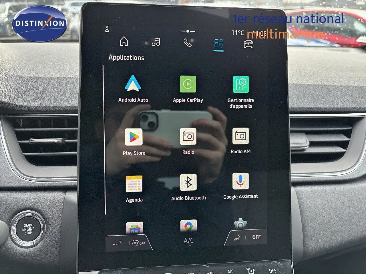 Vue intérieure centrée sur l'écran tactile multimédia du Renault Captur II gris Rafale métal avec toit noir.