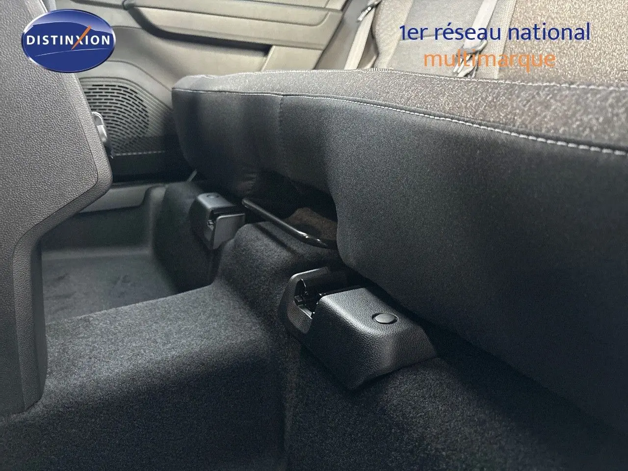 Gros plan sur la fixation arrière d’un siège en tissu gris noir à l’intérieur du Renault Captur 2025.