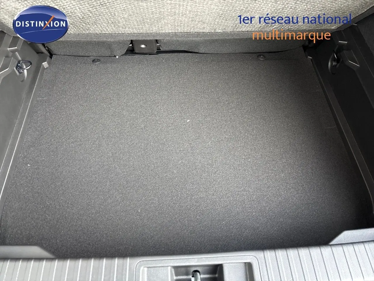 Coffre vide vu de dessus du Renault Captur II gris Rafale métal avec toit noir, intérieur propre et spacieux.