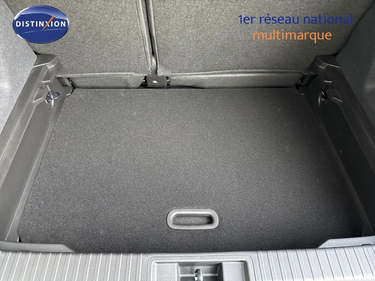 Vue plongeante sur le coffre fermé du Renault Captur II gris Rafale métal avec toit noir, montrant le revêtement intérieur uniforme.