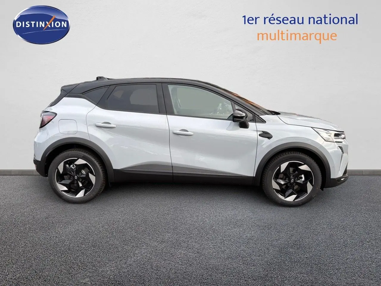 Vue de profil côté gauche du Renault Captur II gris Rafale métal avec toit noir et jantes noires biton.