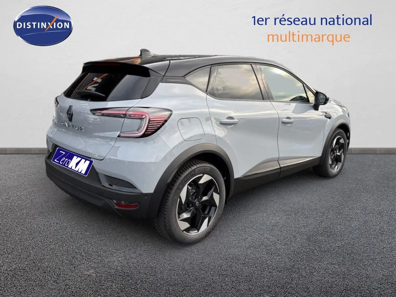 Renault Captur II hybride gris Rafale avec toit noir, vue 3/4 arrière droit mettant en valeur ses jantes noires.