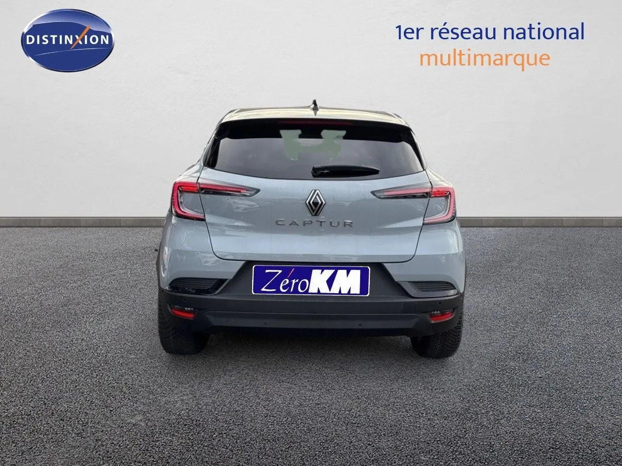 Vue arrière du Renault Captur gris Rafale métal avec toit noir, mettant en valeur ses feux LED et son logo central.