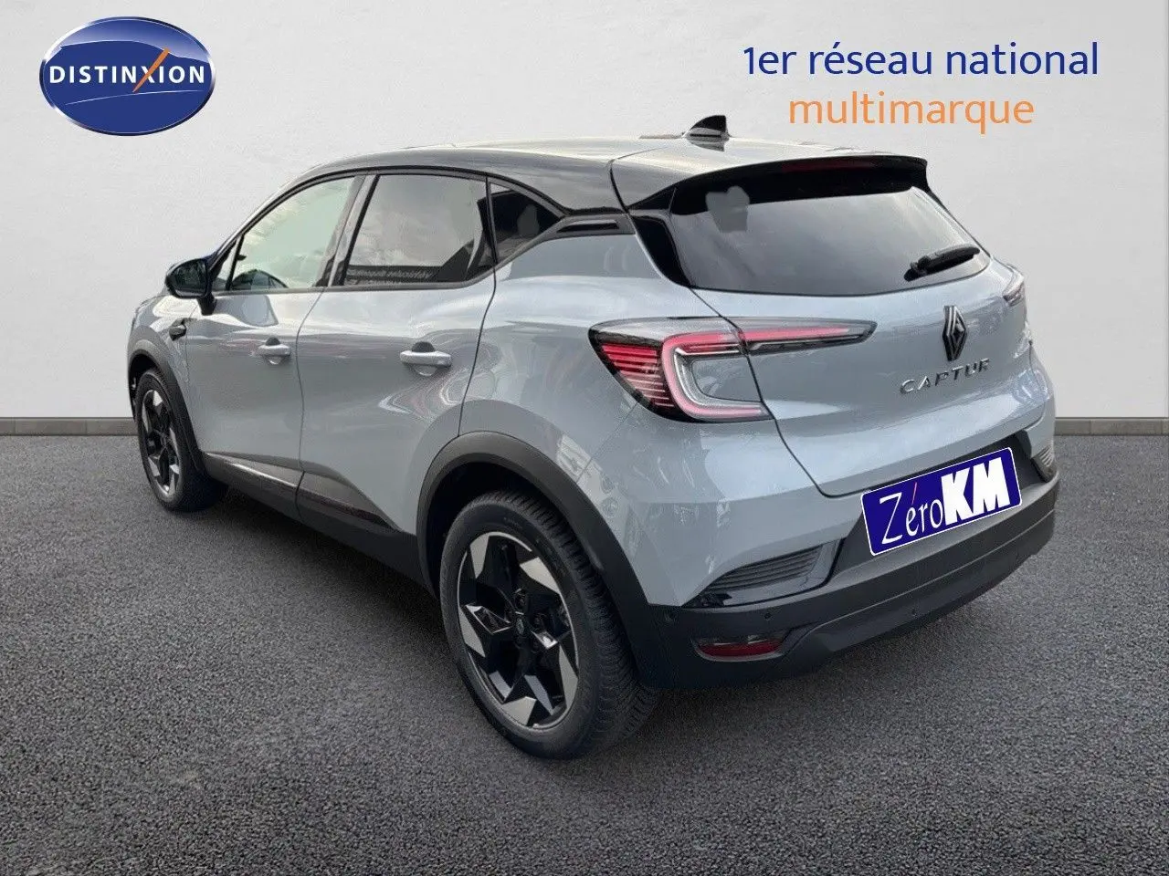 Vue 3/4 arrière droite d’un Renault Captur gris Rafale métal avec toit noir et jantes noires biton.