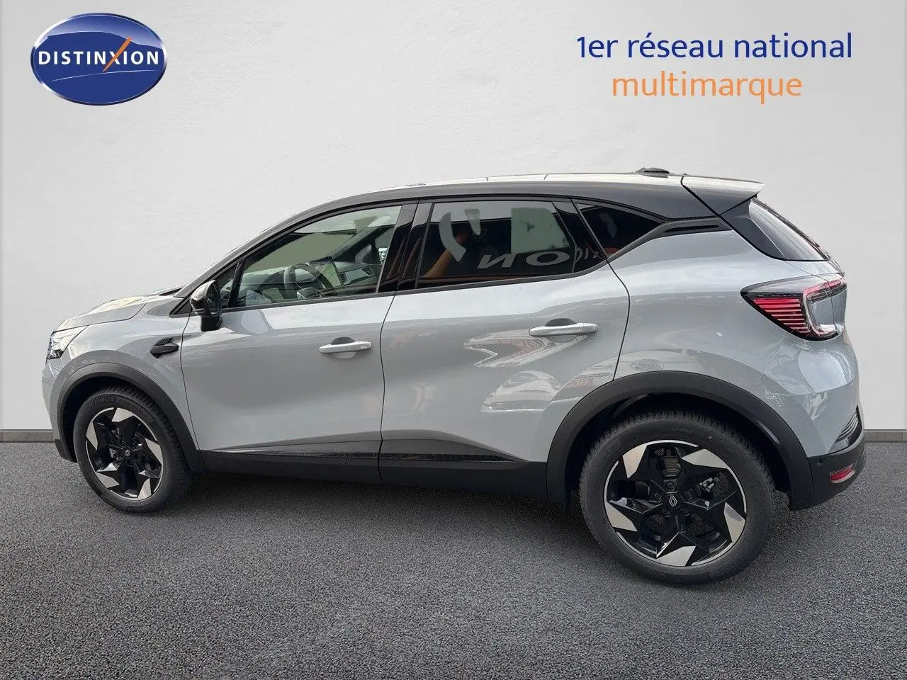 Profil droit du Renault Captur II gris Rafale métal avec toit noir, roues noires et détails modernes visibles.