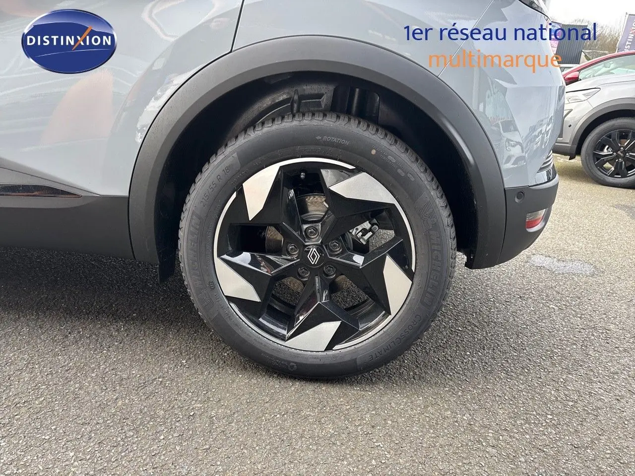 Gros plan sur la roue arrière droite du Renault Captur II gris Rafale métal avec jante noire et argentée en étoile.