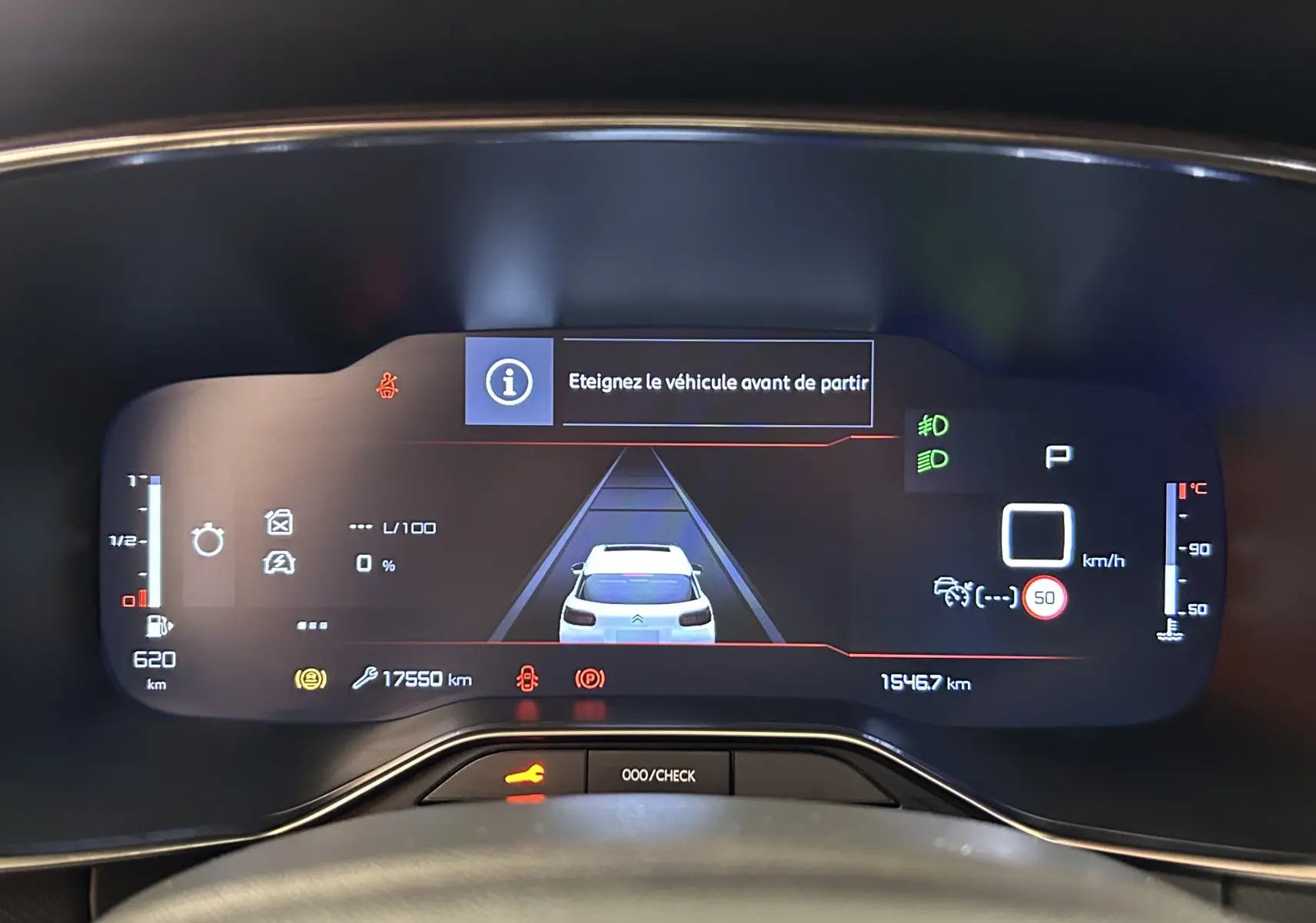 Tableau de bord numérique du Citroën C5 Aircross Ph.2 noir, affichant alertes et vue arrière du véhicule en caméra.