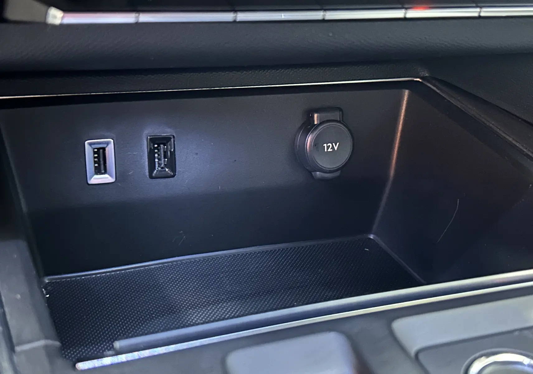 Prise 12V et ports USB dans le rangement central avant du Citroën C5 Aircross Ph.2 noir Perla Nera 2024.