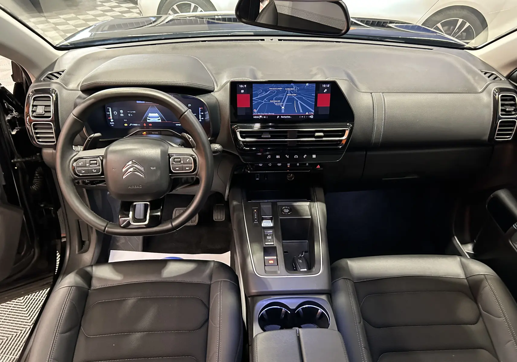 Vue intérieure du tableau de bord et volant noir du Citroën C5 Aircross Ph.2 Max Hybride avec écran tactile et commandes au volant.