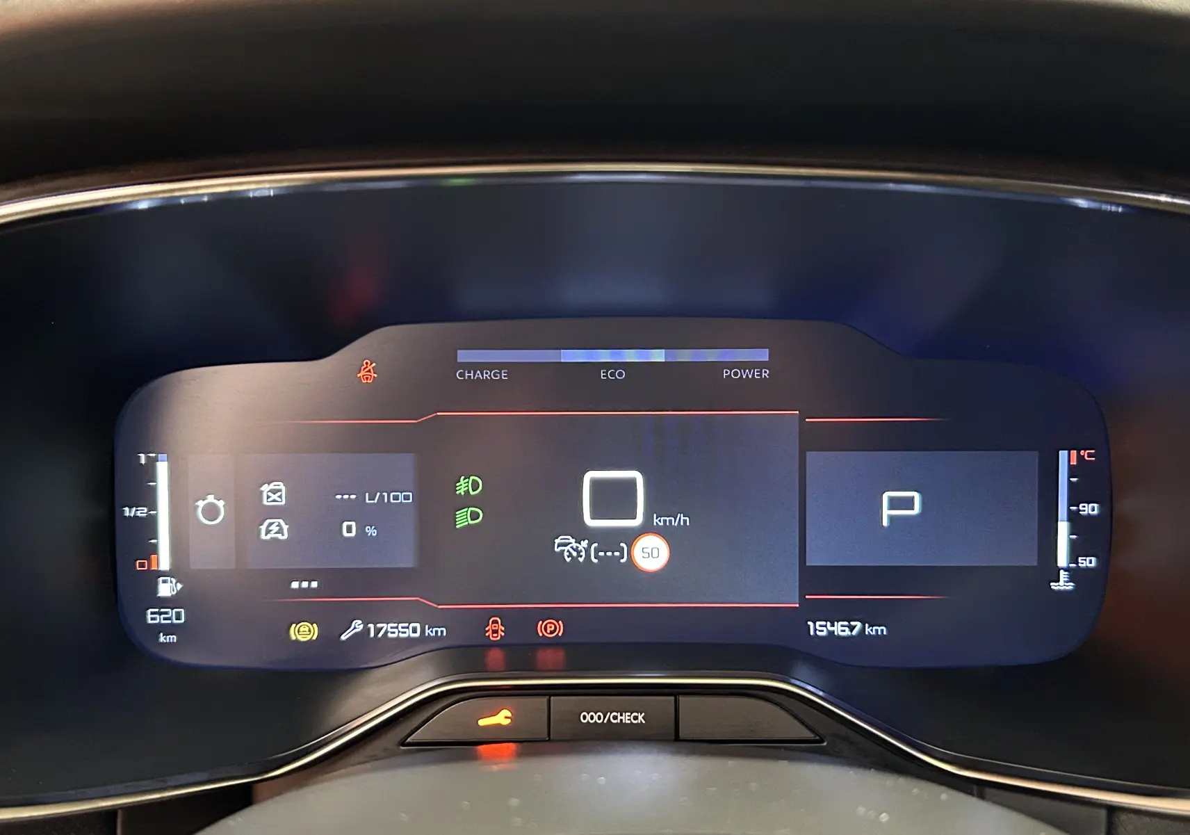 Tableau de bord numérique de Citroën C5 Aircross noir, affichant vitesse, autonomie et indicateurs de conduite en mode parking.