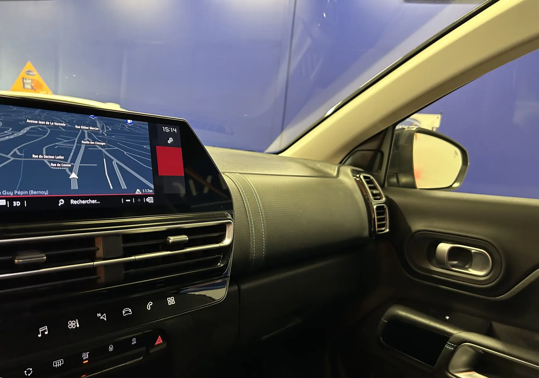 Intérieur du Citroën C5 Aircross Ph.2 Max Hybride 2024, tableau de bord noir avec écran tactile et navigation affichée.