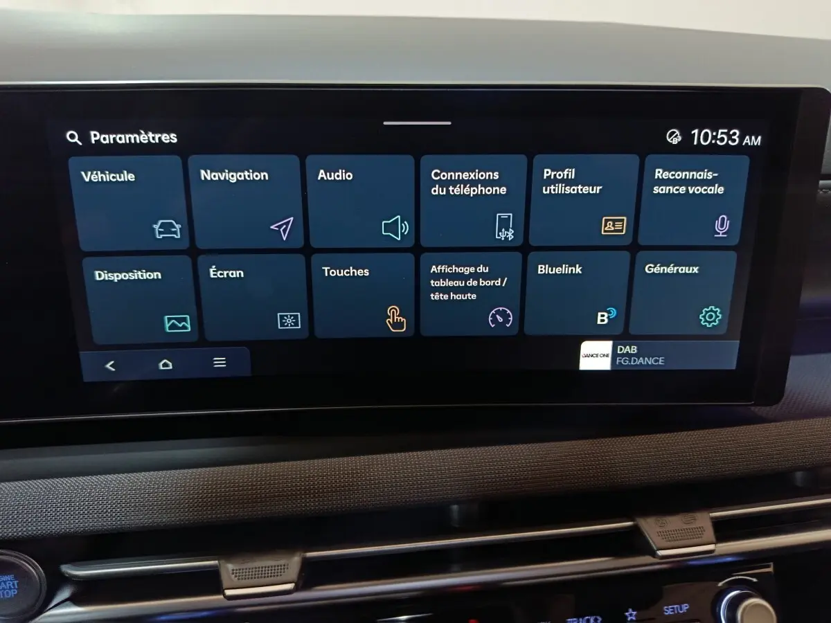 Écran tactile central du Hyundai Tucson 1.6 Hybrid 2025 affichant le menu des paramètres du véhicule.