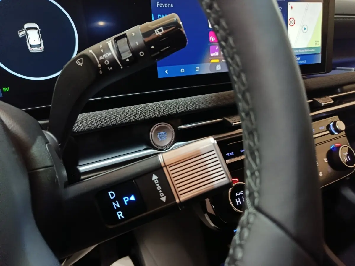 Gros plan sur la commande de boîte automatique et le tableau de bord numérique du Hyundai Tucson gris foncé 2025.