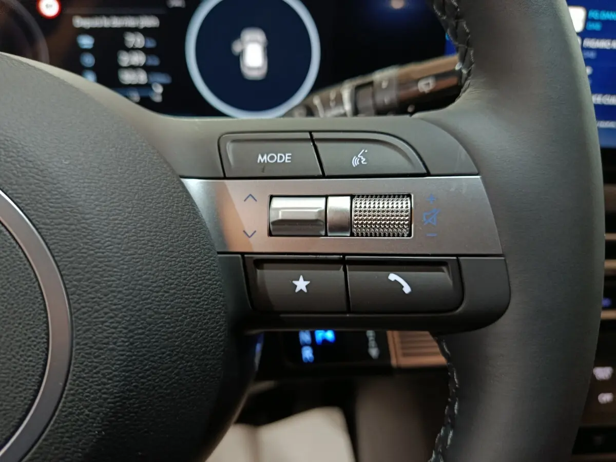 Gros plan sur les commandes multifonctions côté droit du volant cuir du Hyundai Tucson gris foncé 2025.