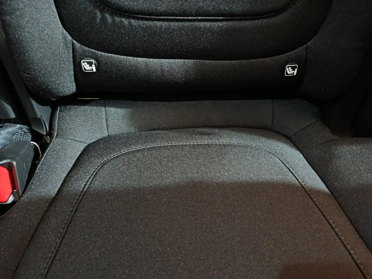 Gros plan sur l'assise arrière noire du Hyundai Tucson 1.6 Hybrid 2025 avec fixation Isofix visible.