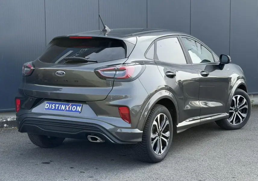 Vue 3/4 arrière droite du Ford Puma gris magnétique avec hayon électrique et jantes alliage 17 pouces diamantées.