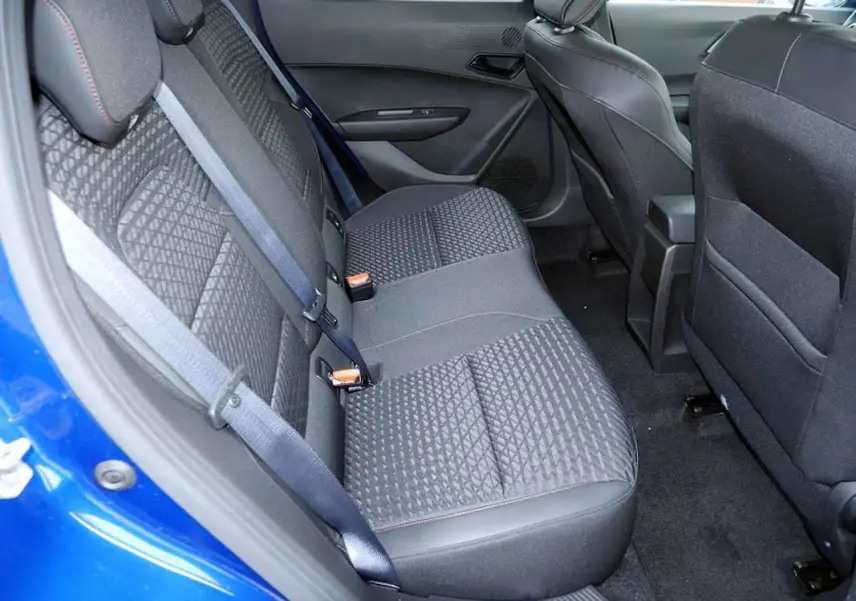 Vue intérieure côté gauche de la banquette arrière en tissu noir avec surpiqûres rouges d’une Renault Clio VI Bleu Iron.