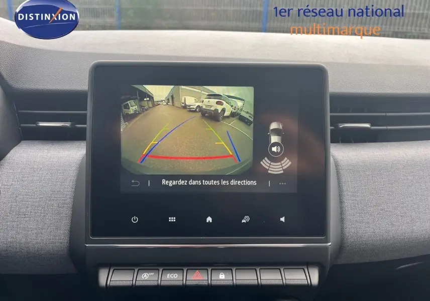 Écran central de la Renault Clio gris schiste 2024 montrant la caméra de recul avec guidage de trajectoire coloré.