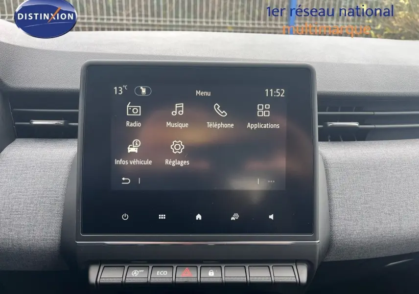 Écran tactile central de la Renault Clio TCE 90CH X-TRONIC TECHNO 2024, avec menu multimédia affiché.