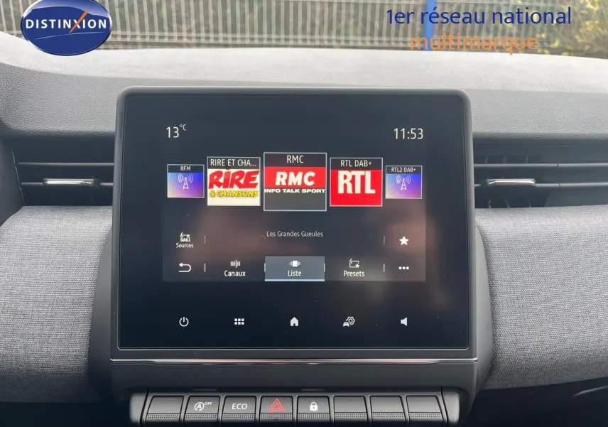 Écran tactile central du tableau de bord de la Renault Clio gris schiste métal, affichant les stations radio numériques.