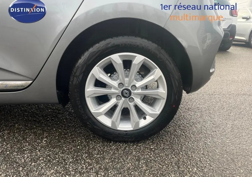 Gros plan sur la roue avant droite d'une Renault Clio gris schiste métal avec jante alliage 16 pouces biton.