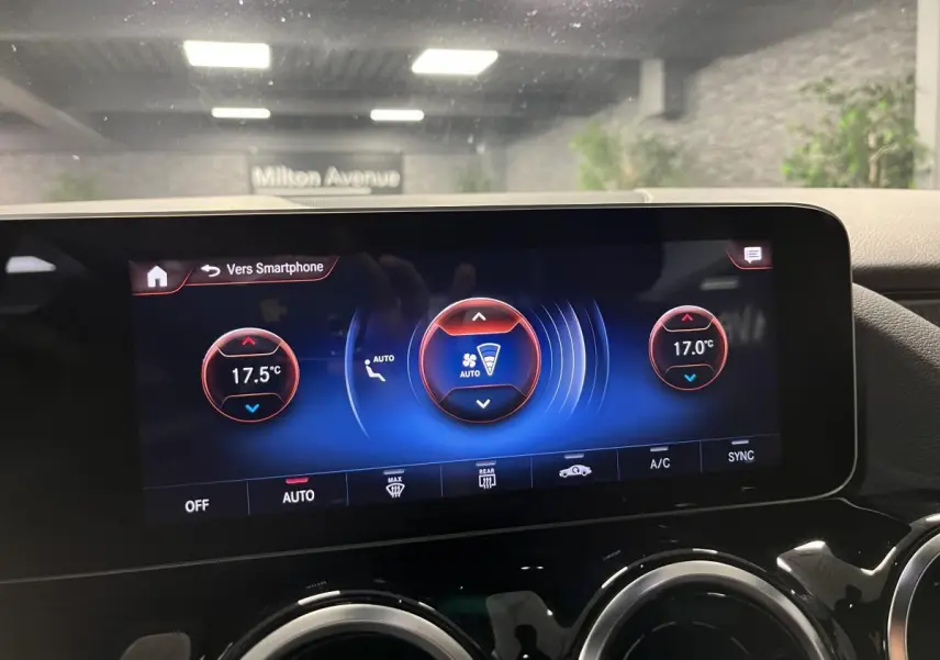 Écran tactile 10 pouces affichant la climatisation automatique de la Mercedes Classe B noire, vue intérieure centrale.