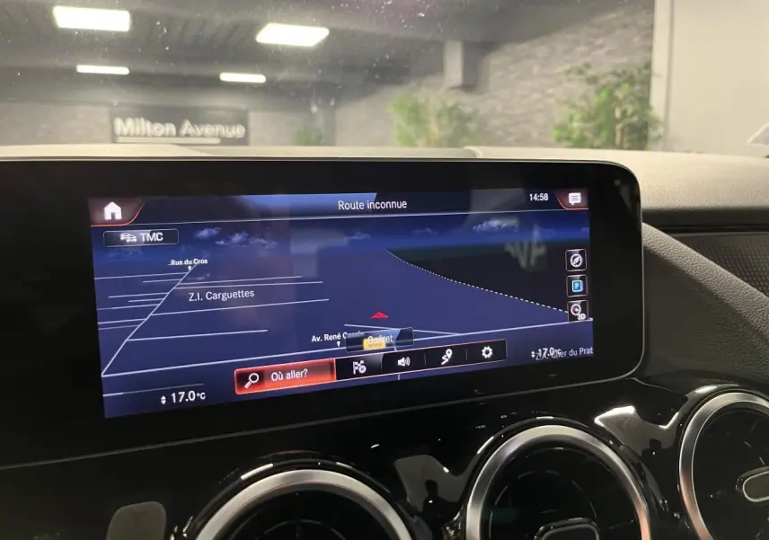Écran tactile 10 pouces du système de navigation MBUX dans l'habitacle noir d'une Mercedes Classe B 180 d 2019