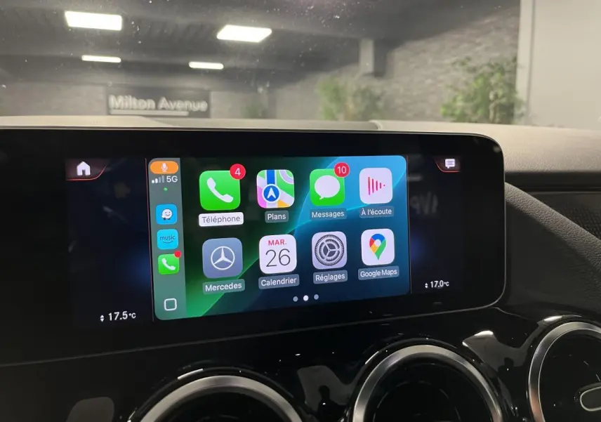 Écran tactile 10 pouces du système multimédia MBUX dans une Mercedes Classe B noire, vue intérieure centrale.