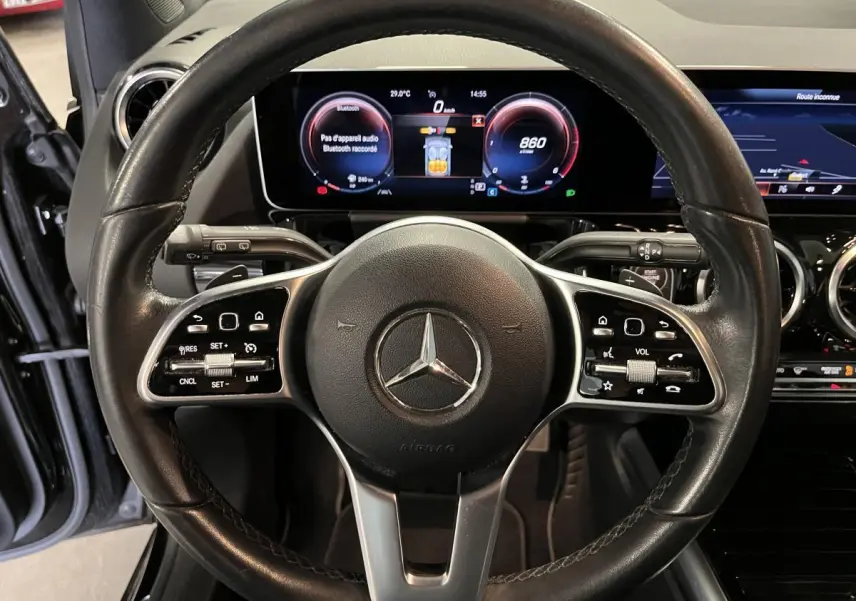Volant cuir noir multifonction Mercedes Classe B 180d 2019 avec instrumentation digitale et écran tactile visible derrière le volant