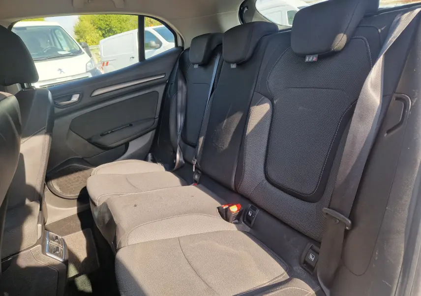 Vue intérieure côté droit des sièges arrière en tissu noir de la Renault Mégane 1.5 Blue dCi 115 Evolution 2022 blanche.