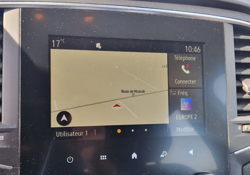 Écran tactile central de la Renault Mégane 1.5 Blue dCi 115 Evolution blanc, affichant la navigation et la radio Europe 2.