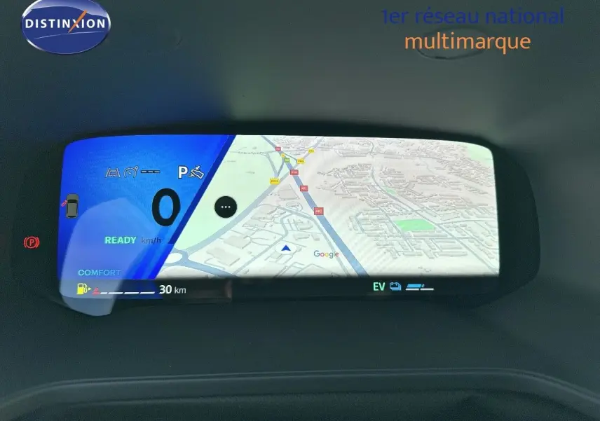 Tableau de bord numérique du Renault Symbioz gris Cassiope 2024 affichant la navigation et l'état du véhicule.
