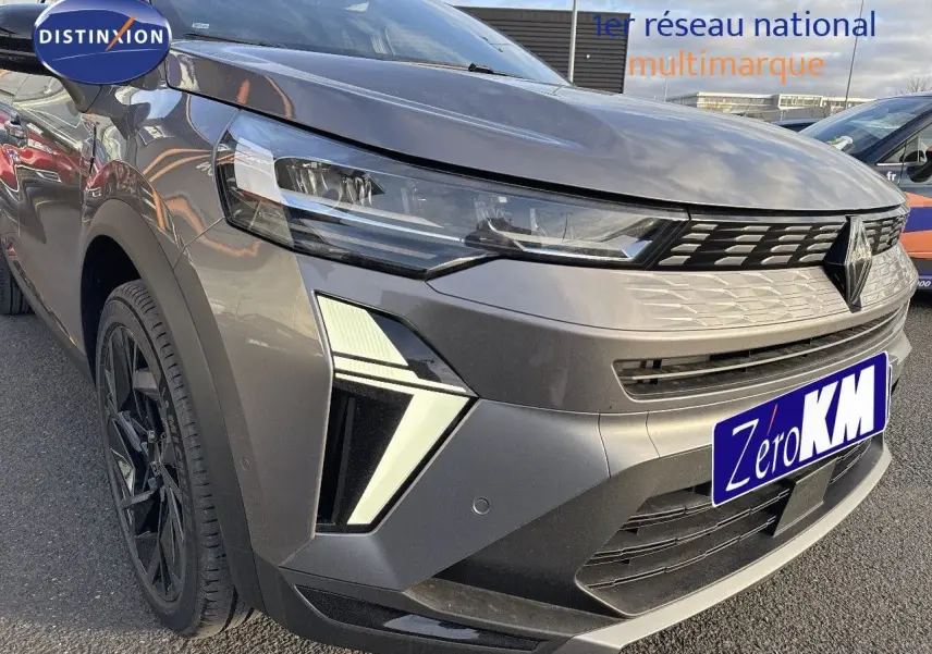 Vue 3/4 avant gauche du Renault SYMBIOZ gris Cassiope avec calandre moderne et phares LED distinctifs.