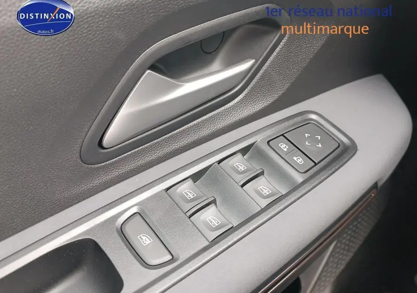 Gros plan sur la commande des vitres électriques côté conducteur de la Dacia Sandero noire 2025.