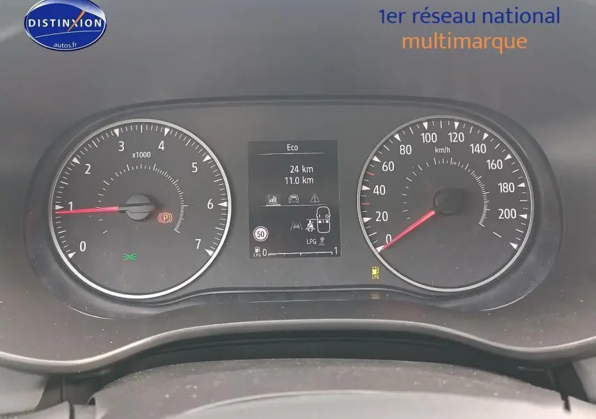 Tableau de bord de Dacia Sandero 2025 affichant compte-tours, vitesse et écran multifonction en mode Eco.