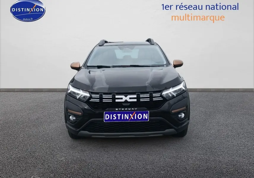 Vue de face d'une Dacia Sandero Stepway noire avec détails bronze sur les rétroviseurs et calandre.