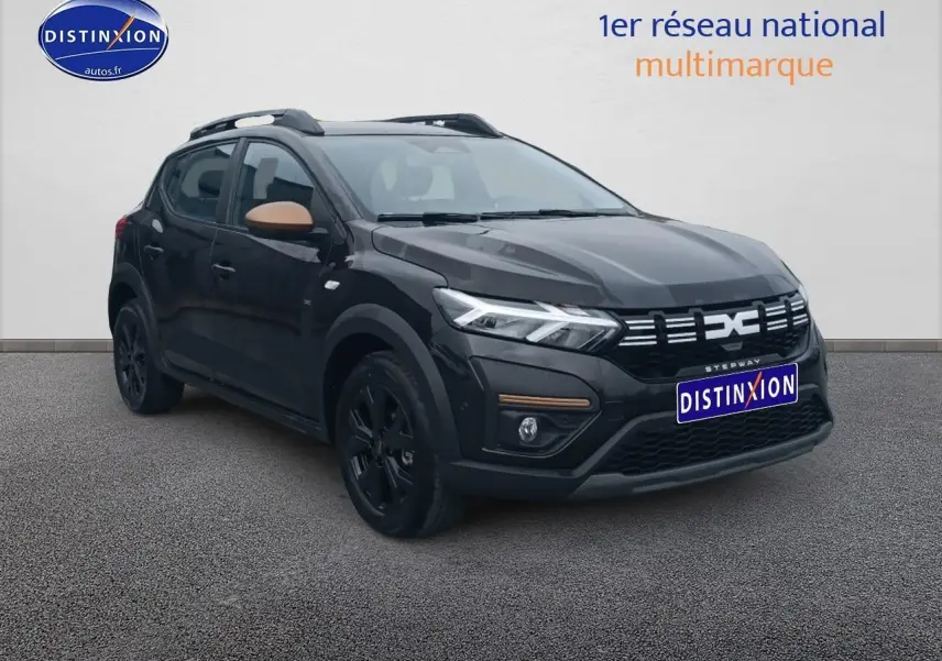 Dacia Sandero Stepway noir en 3/4 avant droit avec rétroviseurs marron et jantes noires.