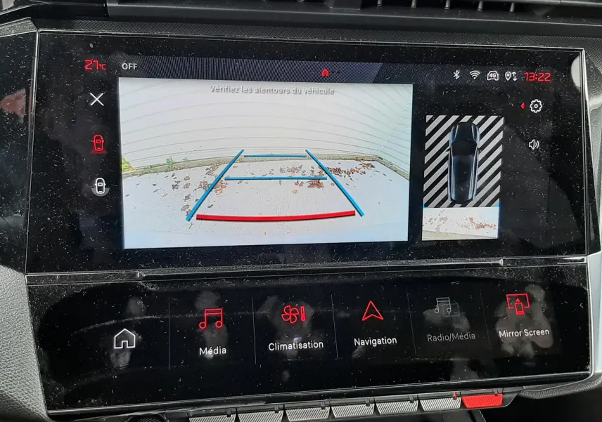 Écran central de la Peugeot 308 SW 2024 affichant la caméra de recul et l’aide au stationnement en vue arrière.