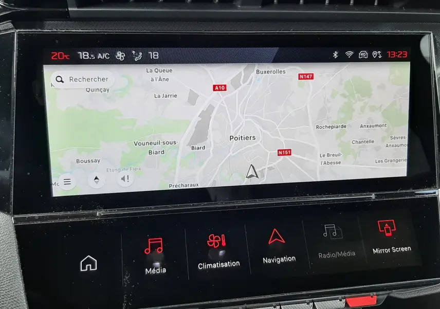 Écran tactile central de la Peugeot 308 SW 2024 affichant la navigation avec carte de Poitiers, boutons tactiles en bas.