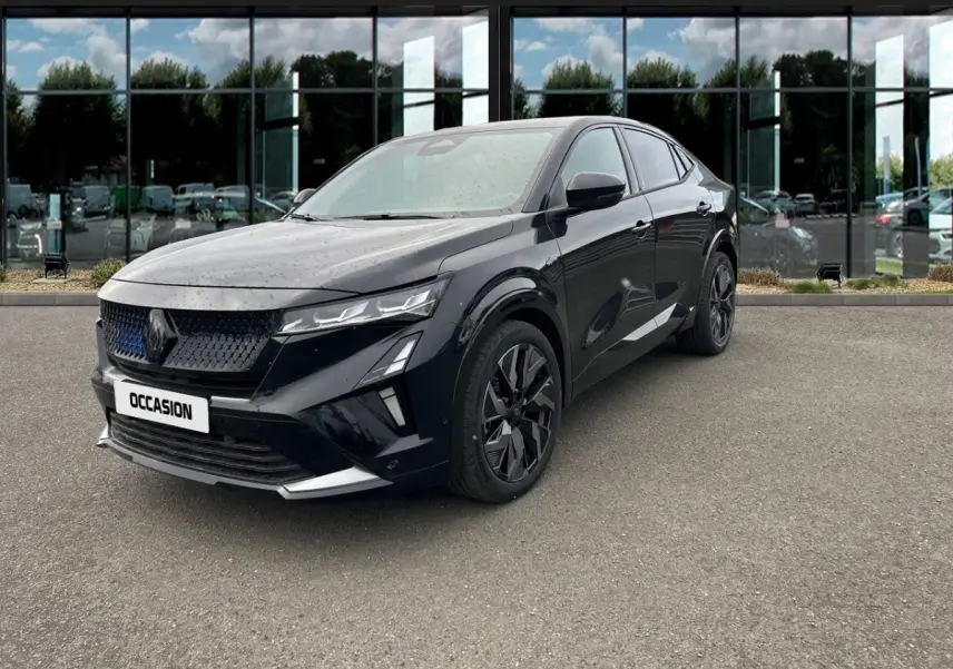 Renault Rafale noir en 3/4 avant droit, avec calandre noire et jantes noires au design moderne.