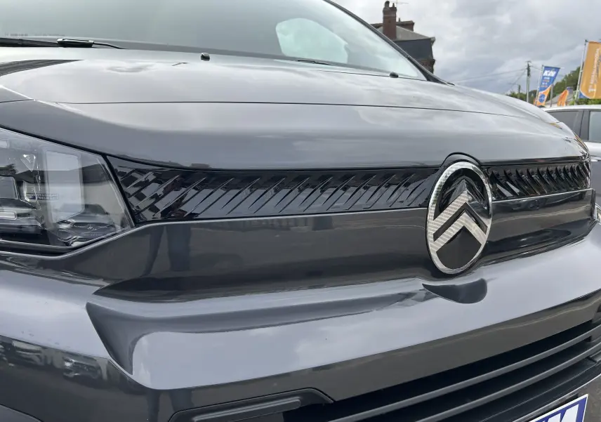 Gros plan sur la calandre avant gris acier du Citroën Jumpy Fourgon Ph.2 avec logo chromé et optique moderne.