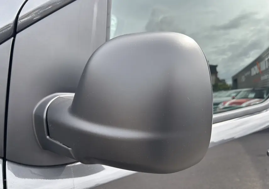 Rétroviseur droit noir mat en gros plan sur un Citroën Jumpy Fourgon gris acier 2025 stationné extérieur.