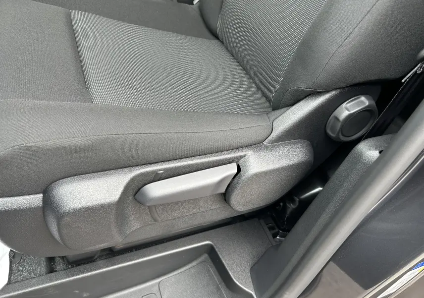 Gros plan sur le réglage manuel du siège avant droit en tissu gris du Citroën Jumpy Fourgon Ph.2 M Gris Acier.