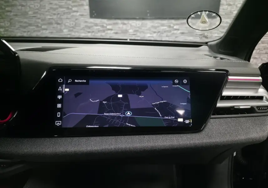 Tableau de bord de l'Audi A5 Avant 2025 avec écran MMI tactile et finition tissu noir vue de face.