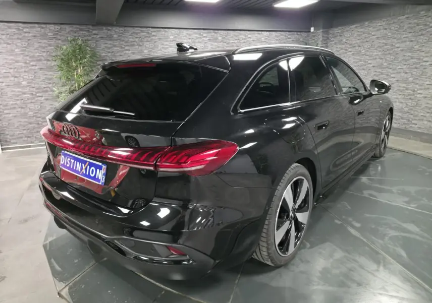 Audi A5 Avant noir vue 3/4 arrière droit, avec feux arrière LED et jantes 19 pouces bicolores.