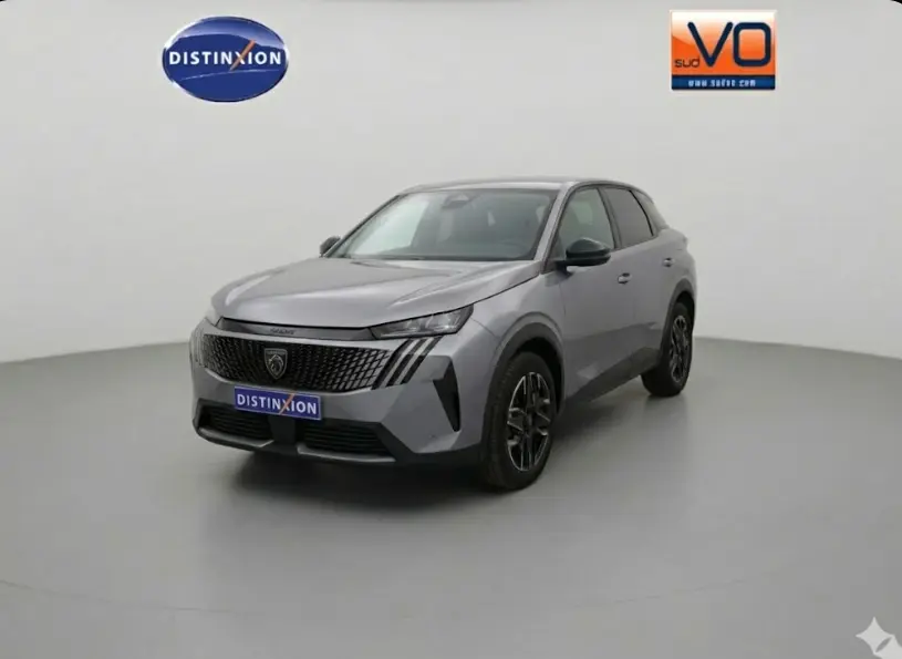 Peugeot 3008 Hybrid gris en 3/4 avant droit, avec calandre noire et jantes alliage 19 pouces visibles.