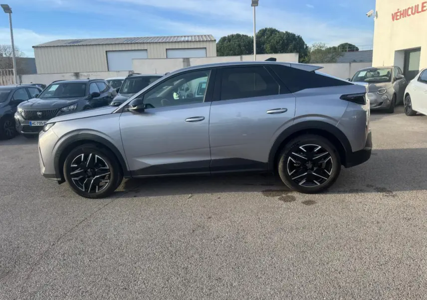 Profil droit du Peugeot 3008 Hybrid gris 2025 avec jantes alliage noires et toit noir contrasté.