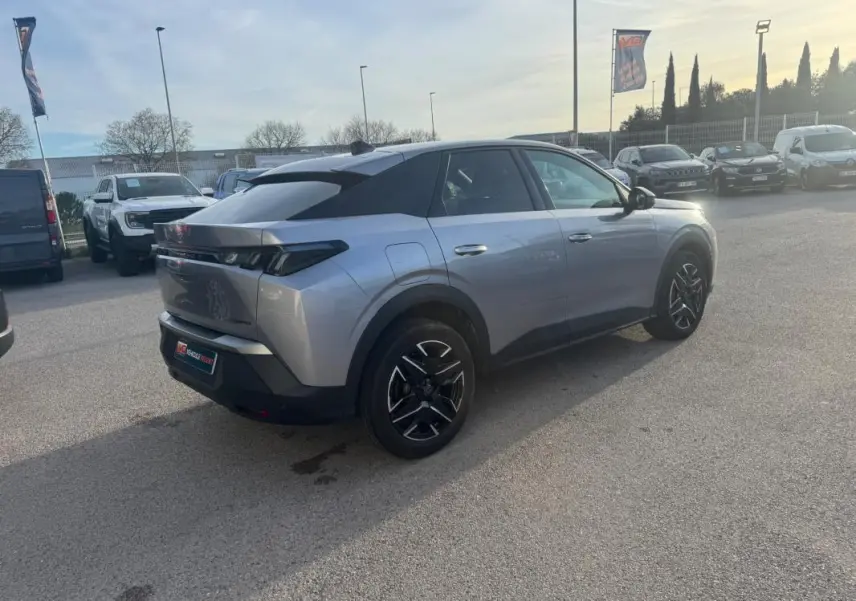 PEUGEOT 3008 Hybrid gris vu en 3/4 arrière droit, avec jantes alliage noires et toit noir contrasté.