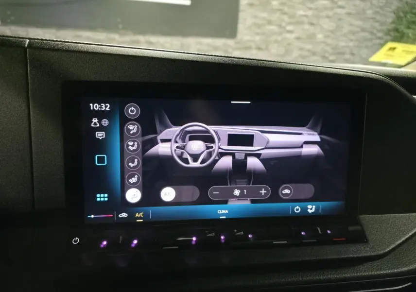 Écran tactile central affichant le tableau de bord numérique du Volkswagen Caddy Cargo noir, vue intérieure frontale.