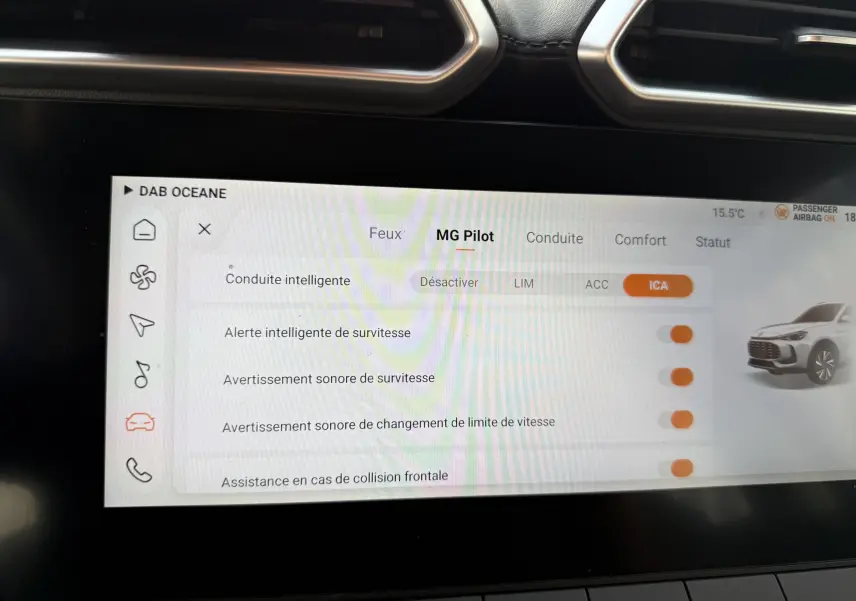 Écran tactile central du MG Motor ZS Hybrid 197 noir, affichant les options d'assistance à la conduite MG Pilot.